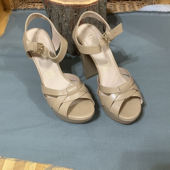 Felipe Riviera Tan Heels. Size 7” - Picture 11 of 12